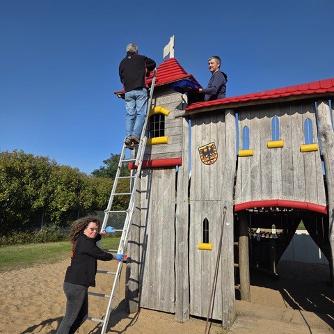 Mit Farbe und Engagement bei der Sache: v. l. n. r. Marita Corneli�en-Hendricks, G�nter Helbig und Mirco Zick.